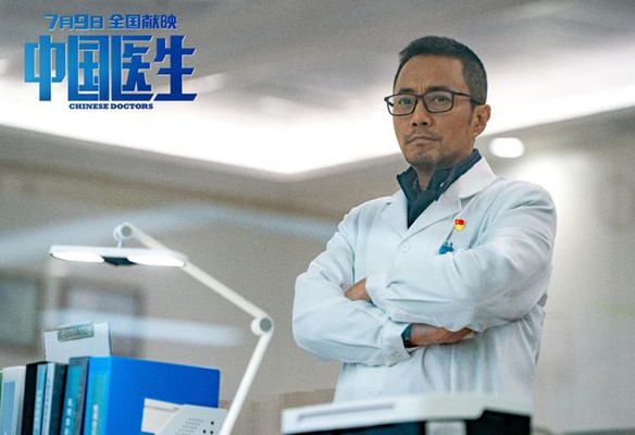 《中国医生》张涵予赞张定宇才是真硬汉 真摔真感受还原英雄院长