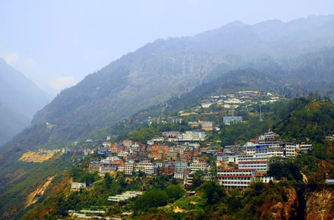 游走依山而建的小镇，樟木，游千年药都，赏阁山美景。