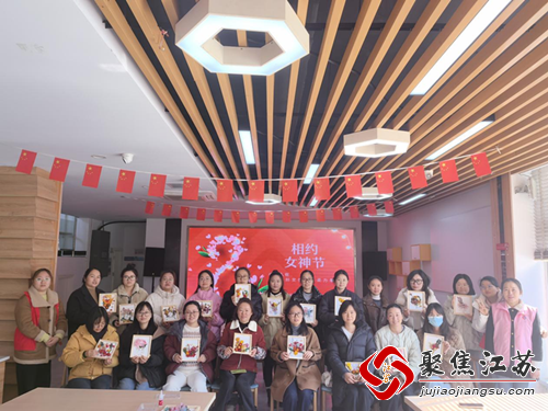 桥头社区:花影入框 镌刻女性的温柔力量